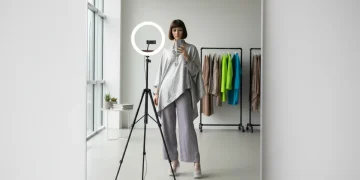 DIY fashion photography setup with creator showcasing 2026 outfit